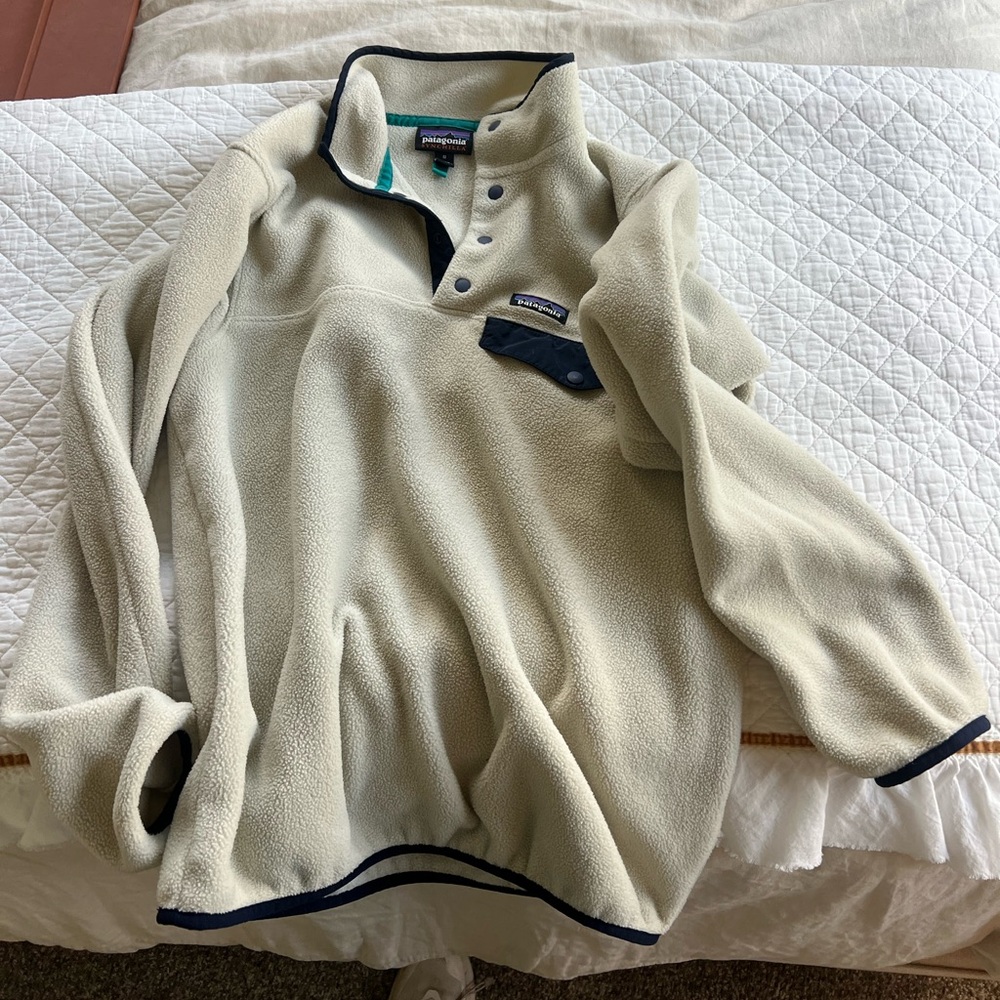 Patagonia beige crew neck sweatshirt size medium!